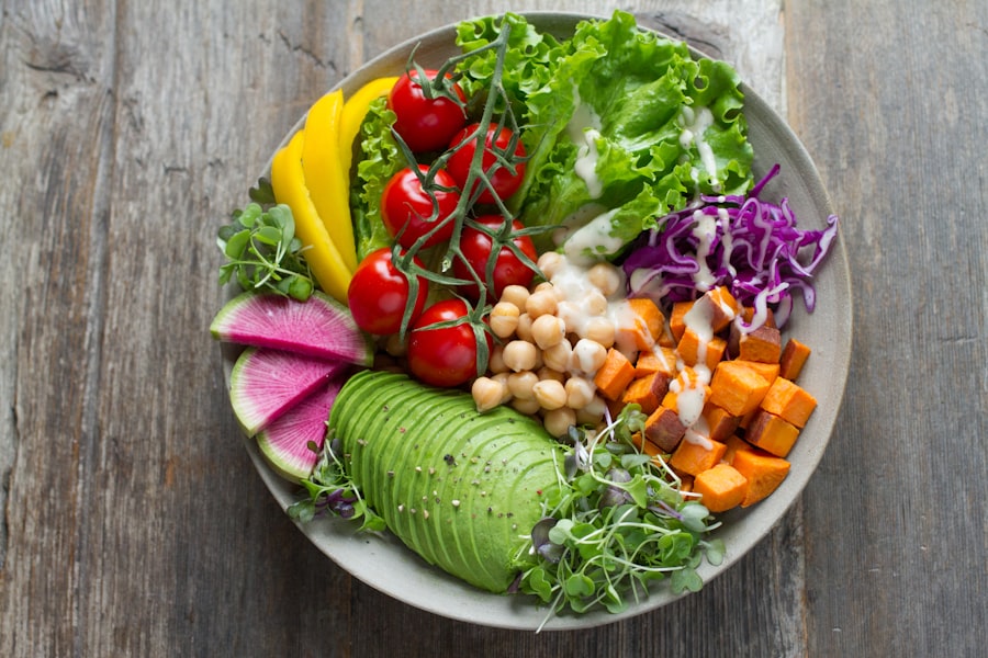 Plato colorido con verduras y granos