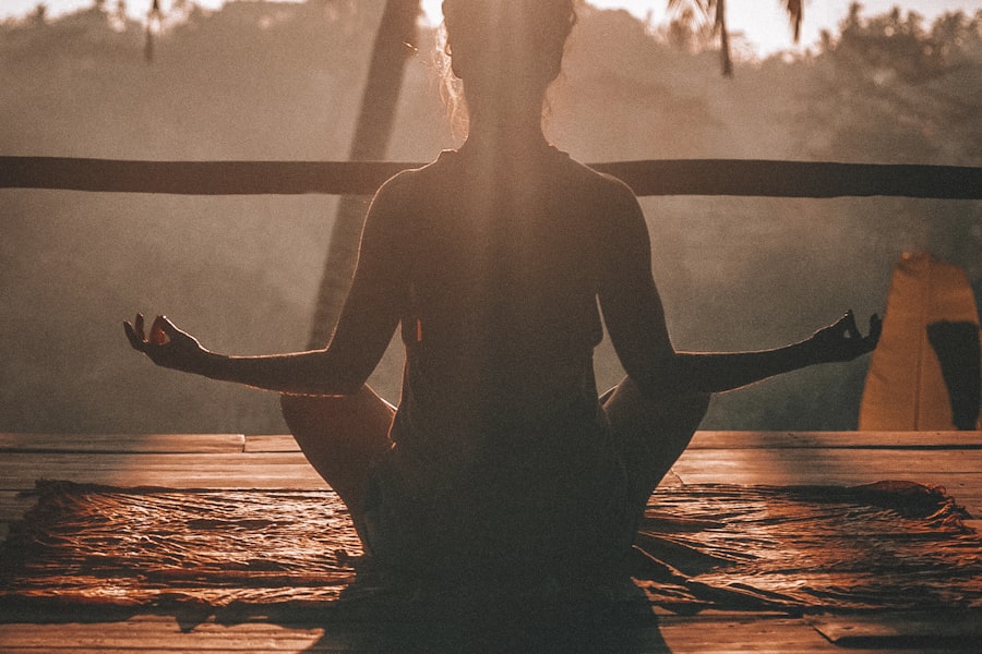 Persona en un momento de calma y meditación al atardecer